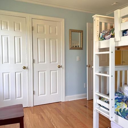 Luck & Laughter Villa Oak Island Luaran gambar