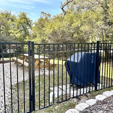 Luck & Laughter Villa Oak Island Luaran gambar