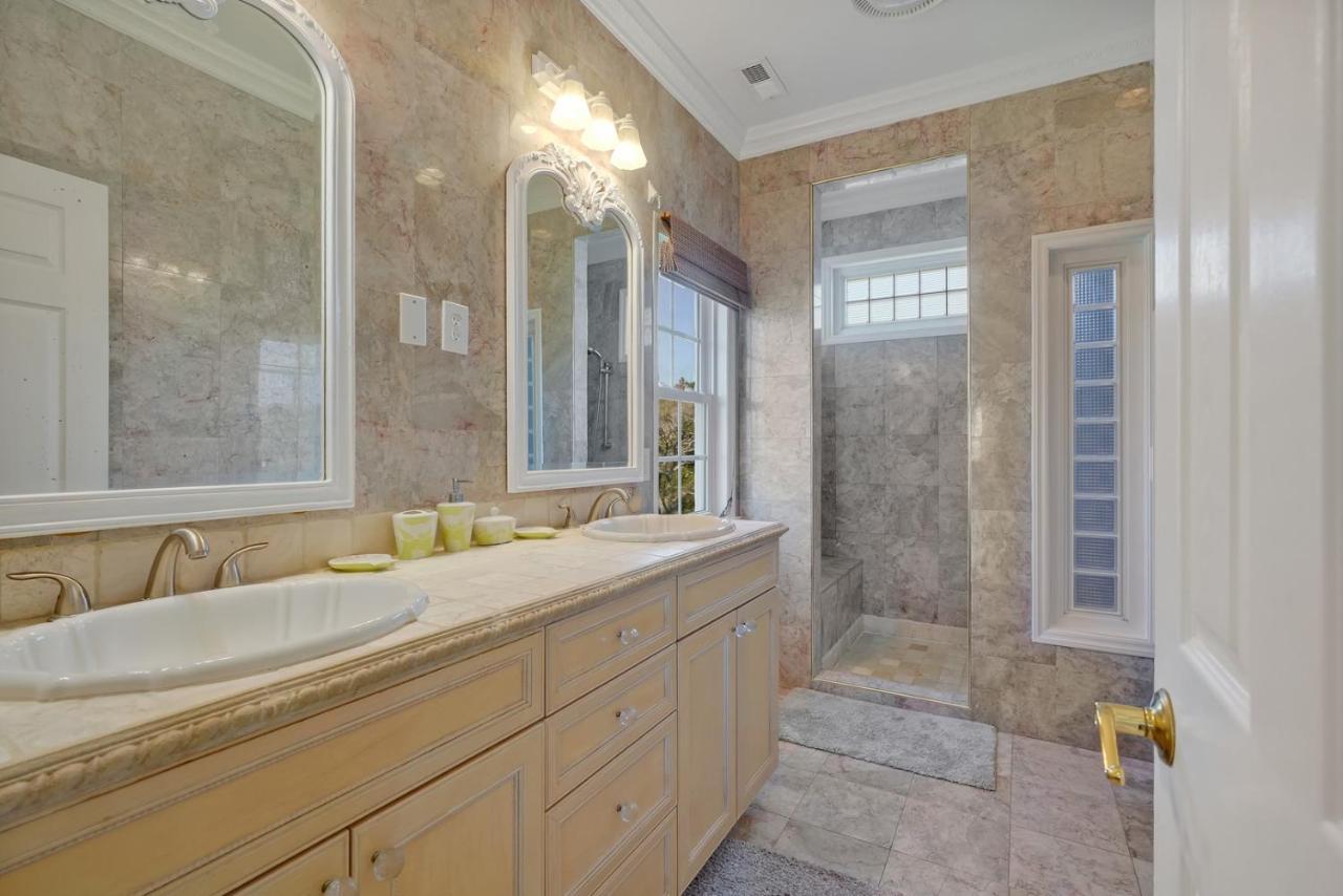 Luck & Laughter Villa Oak Island Luaran gambar
